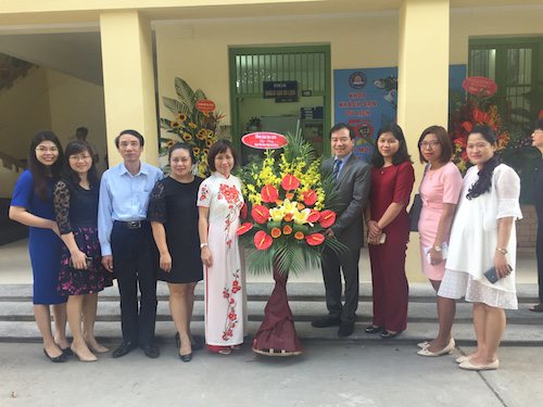 Đoàn TCDL tặng hoa Khoa Khách sạn – Du lịch - Trường Đại học Thương mại